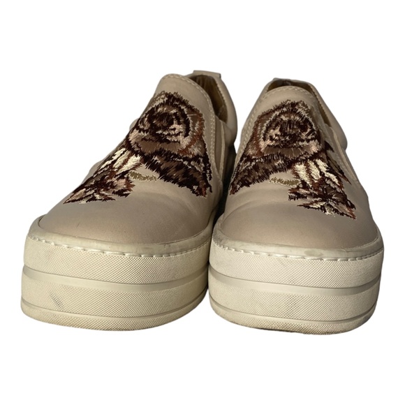 Gabriella Michel Embroidered Rose Slipon Sneaker in Sand, Size 37 - US 6… - Picture 5 of 10